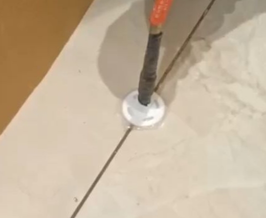 金东瓷砖空鼓维修公司专业解答瓷砖在铺贴过程中，如果没有涂抹均匀到位的粘结材料（如水泥砂浆或瓷砖胶），可能会导致以下问题