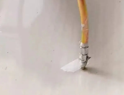 金东瓷砖空鼓维修公司专业解答在瓷砖铺贴过程中，如果使用的砂料过粗（如全部使用了粗砂），可能会导致以下问题